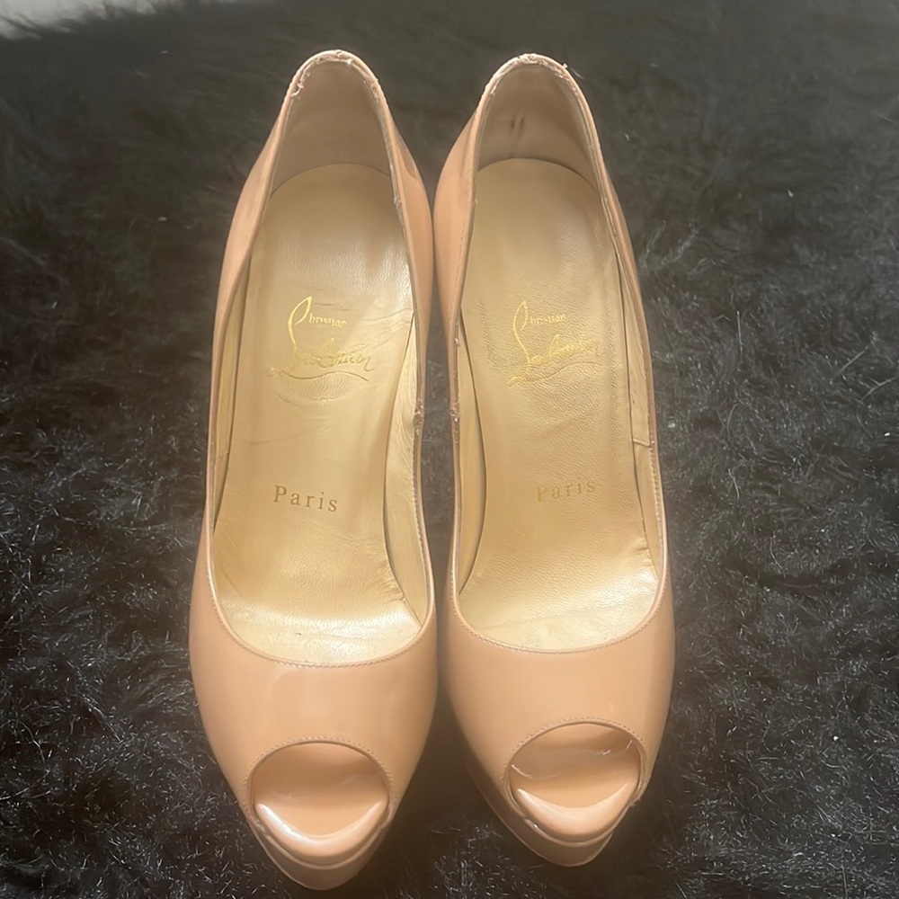 Tan Louboutin classic heels 👠👀👀 wear anywhere!!✨